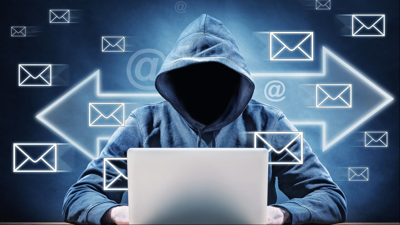 La clasificación de correos electrónicos como spam se basa en una variedad de factores
