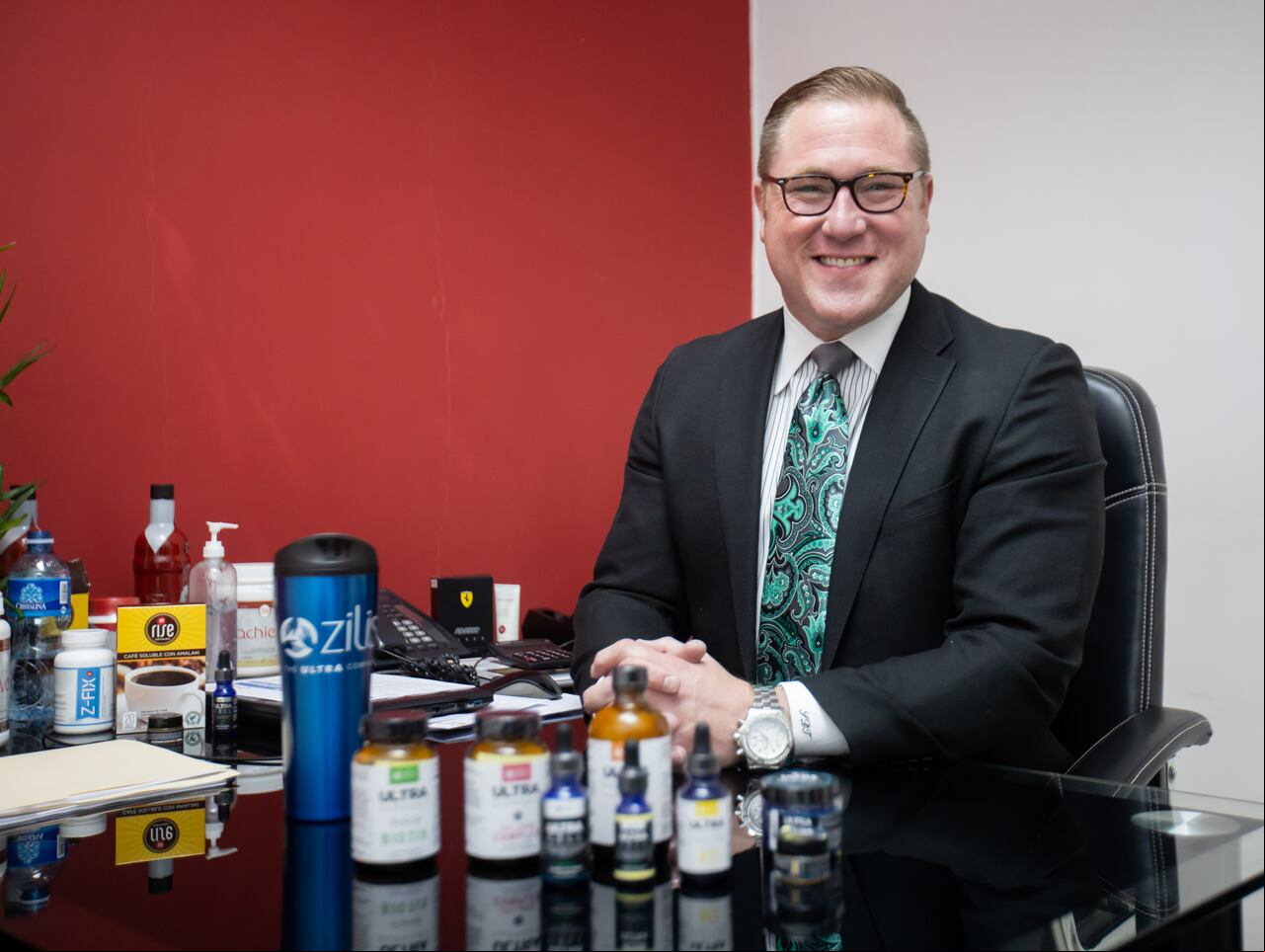 Steven Thompson es el CEO de Zilis, la multinivel de cannabis medicinal que llegó a Colombia