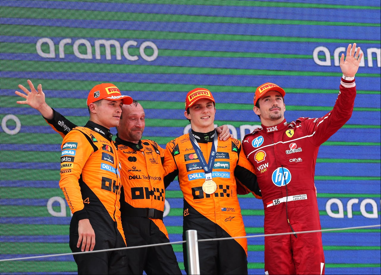 El piloto británico de McLaren Lando Norris (L), el piloto australiano de McLaren Oscar Piastri (2R) y el piloto monegasco de Ferrari Charles Leclerc (R) celebran en el podio.