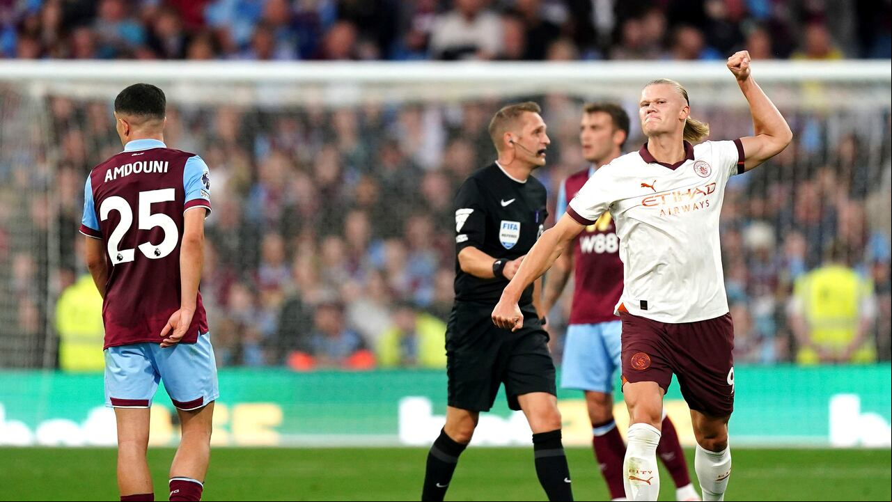 Erling Haaland, del Manchester City, a la derecha, celebra anotar el segundo gol de su equipo en el partido de fútbol de la Premier League entre el Manchester City y el Burnley FC en Turf Moor, Burnley, Inglaterra, el viernes 11 de agosto de 2023. (Mike Egerton/PA vía AP )