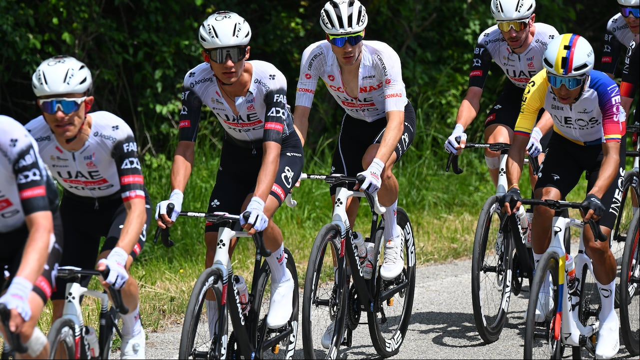 UAE Emirates cerca del Egan Bernal en el Giro de Italia 2025