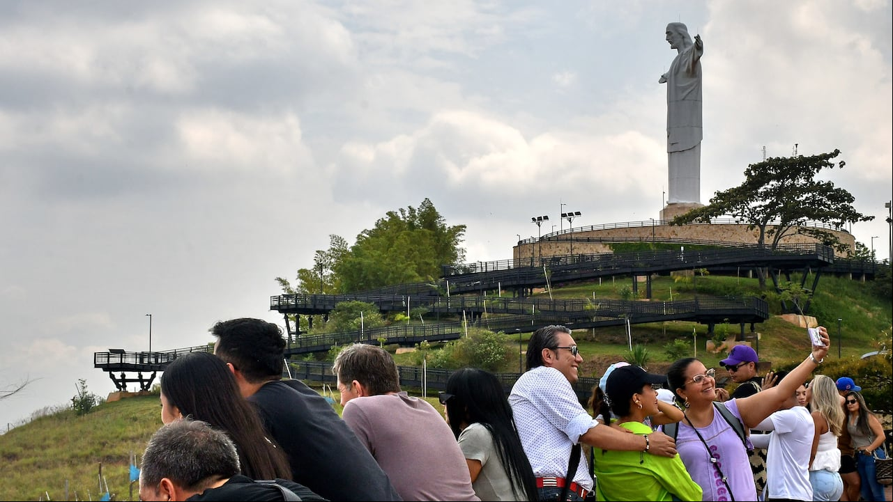 Por medio de un recorrido guiado, 30 personas, entre locales y extranjeras, se convirtieron en las primeras en visitar el Ecoparque Cristo Rey, toda vez que la Alcaldía de Cali habilitara el ingreso, de manera gratuita y con inscripción previa.
La visita inició a las 12:00 del medio día y duró un poco más de 45 minutos. Para poder acceder, los visitantes realizaron de manera anticipada un registro obligatorio, que fue lo que les permitió recorrer las renovadas instalaciones del lugar. FOTOS RAÚL PALACIOS / EL PAÍS.