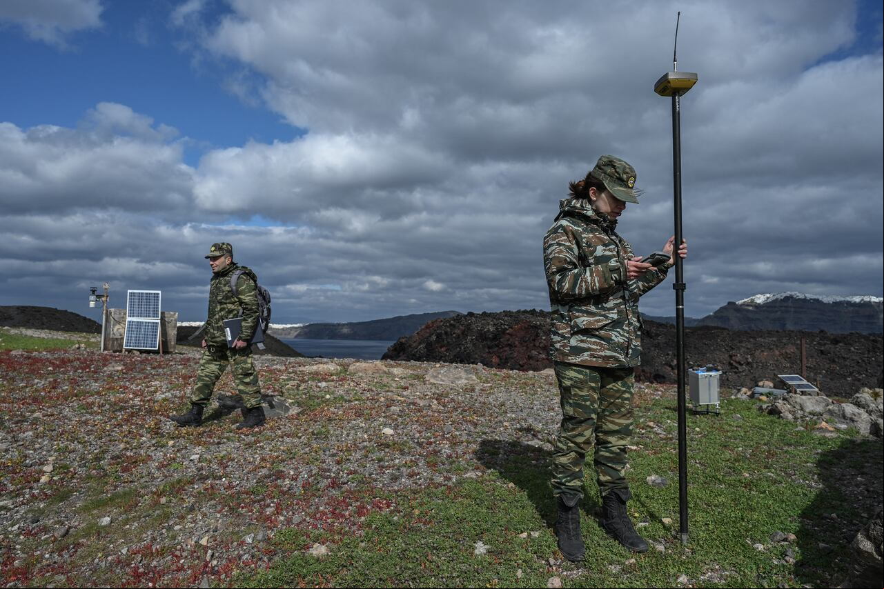 del servicio geográfico militar de Grecia toman medidas en la isla volcánica de Santorini, Nea Kameni, para determinar si el enjambre sísmico ha causado algún cambio estructural.
