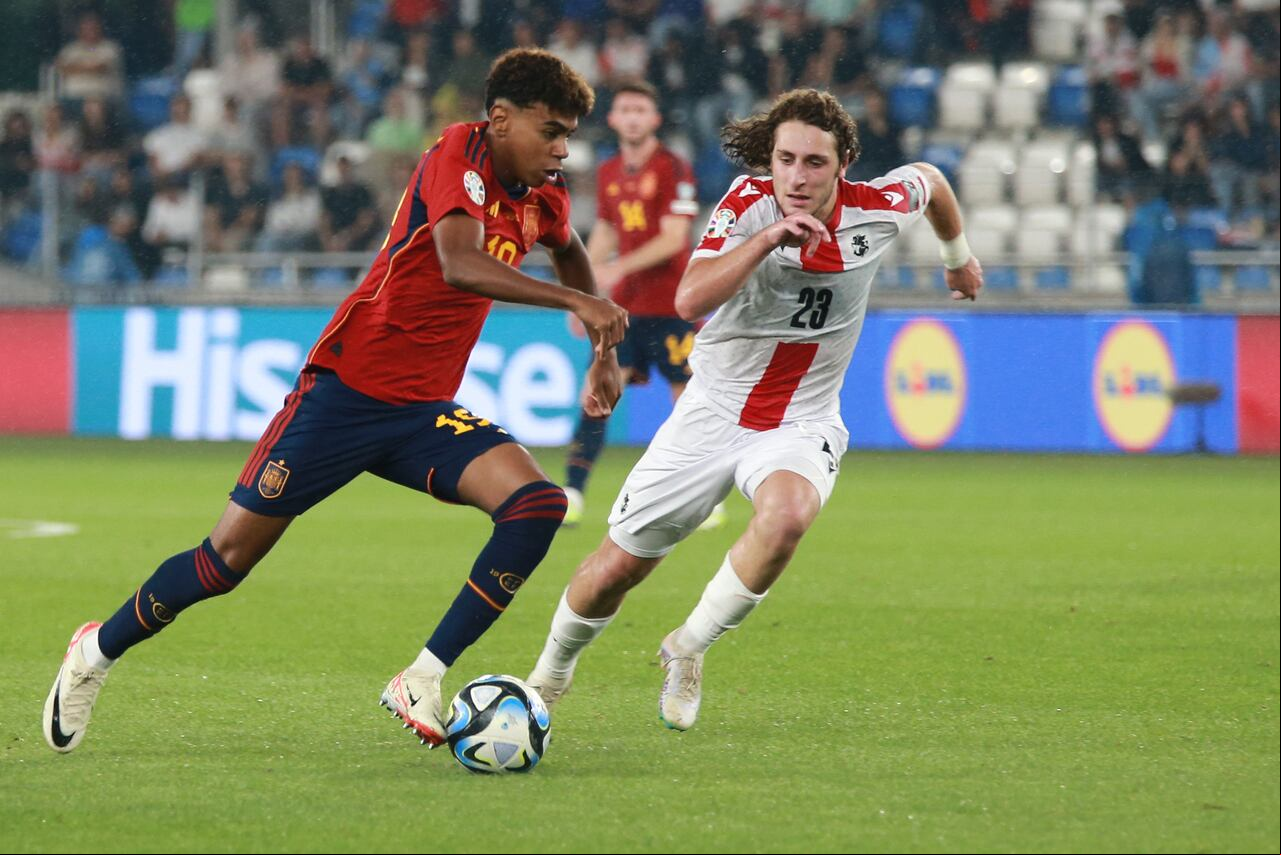 Lamine Yamal (izq.), de España, es el jugador más joven en la historia de La Roja en marcar un gol.