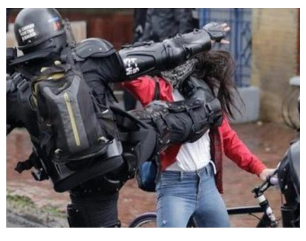 En el fallo de primera instancia, la Entidad determinó que, como consecuencia del exceso en el uso de la fuerza durante la neutralización de un tercero, el uniformado causó daño a la ciudadana, ocasionándole lesiones en su cabeza, cuello, tórax, abdomen y extremidades inferiores.