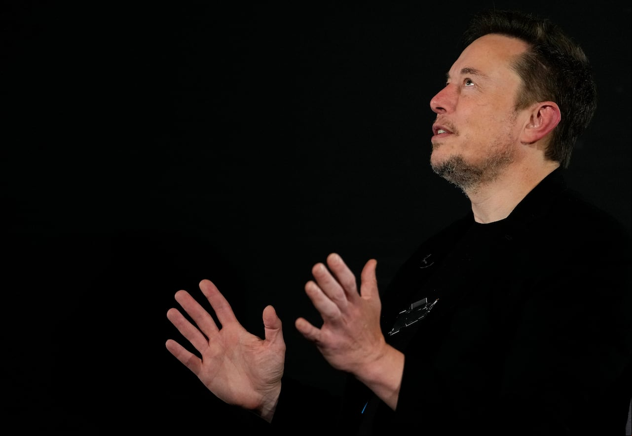 El director ejecutivo de Tesla y SpaceX, Elon Musk, durante un evento de conversación con el primer ministro británico, Rishi Sunak, en Londres, el jueves 2 de noviembre de 2023. Sunak habló sobre IA con Elon Musk en una conversación que se reproduce en la red social X, en la que Musk posee. (Foto AP/Kirsty Wigglesworth, Pool)