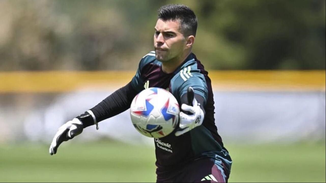 El portero Julio González de la Selección de México ataja con un guante de cuatro dedos.
