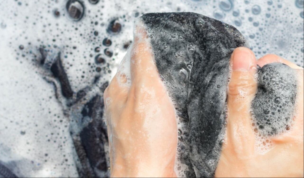 Las manchas de ropa pueden desaparecer gracias al bicarbonato y el vinagre