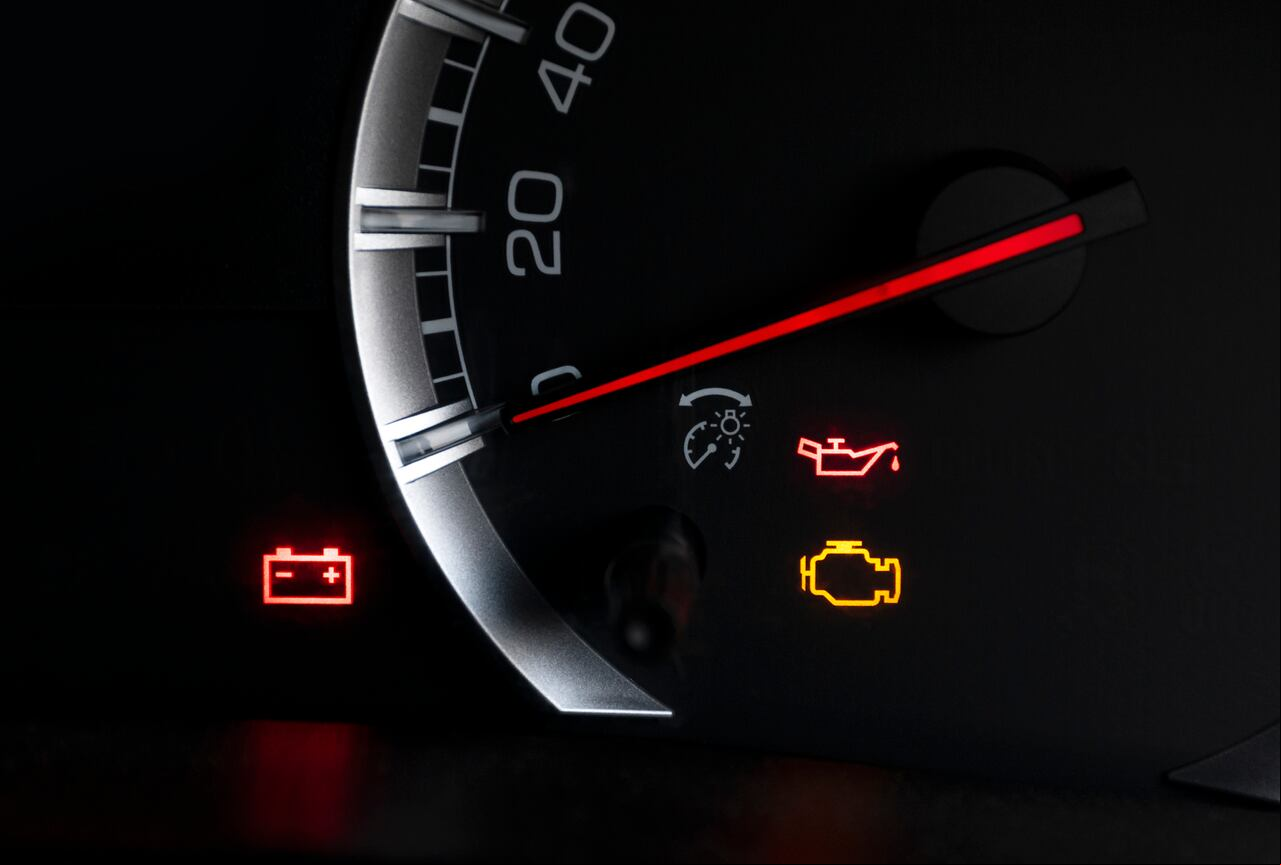 Ante una batería descargada, ¿cuál es la manera adecuada de encender el vehículo?