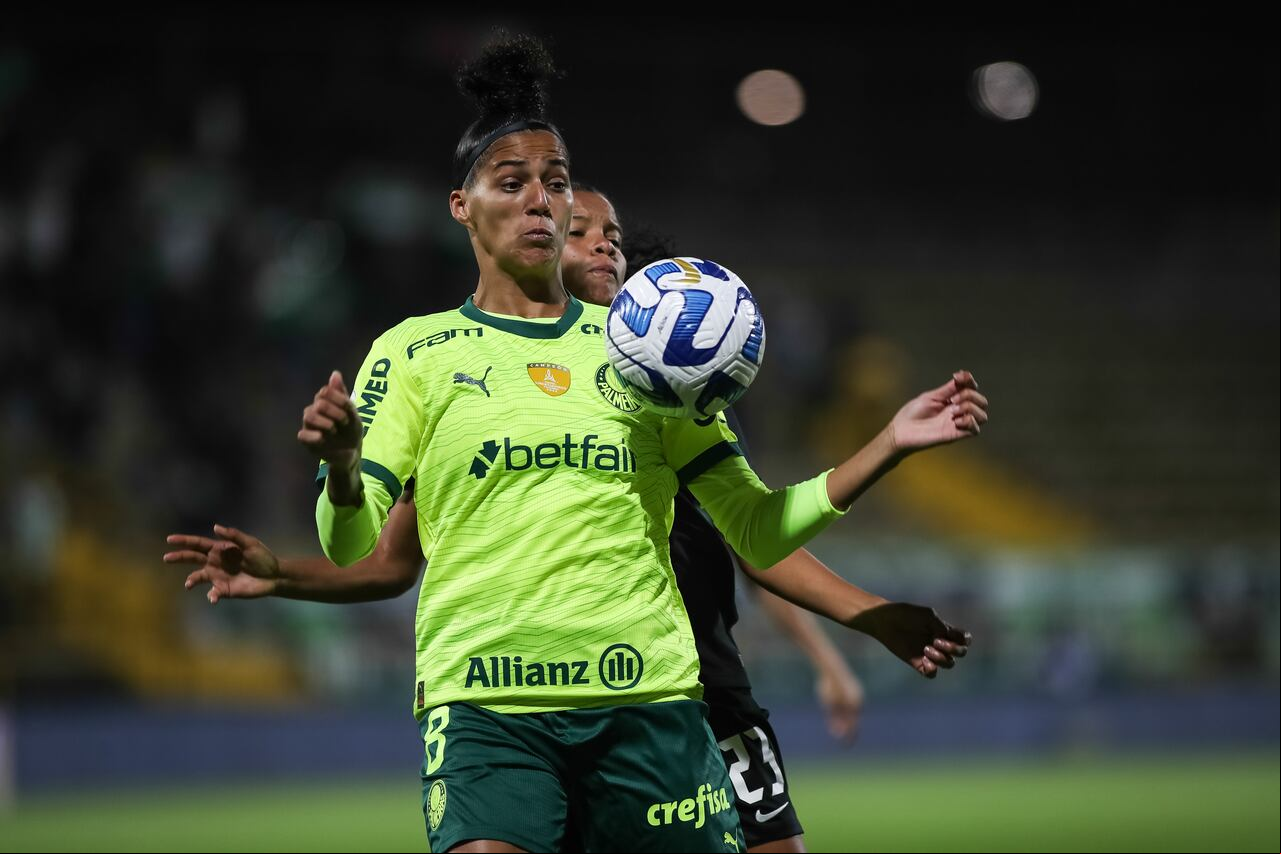 Bogotá. Octubre 17 de 2023. Atletico Nacional enfrenta a Palmeiras de Brasil, por la semifinal de la Copa Conmebol Libertadores Femenina, en el estadio de Techo.(Colprensa - John Paz)