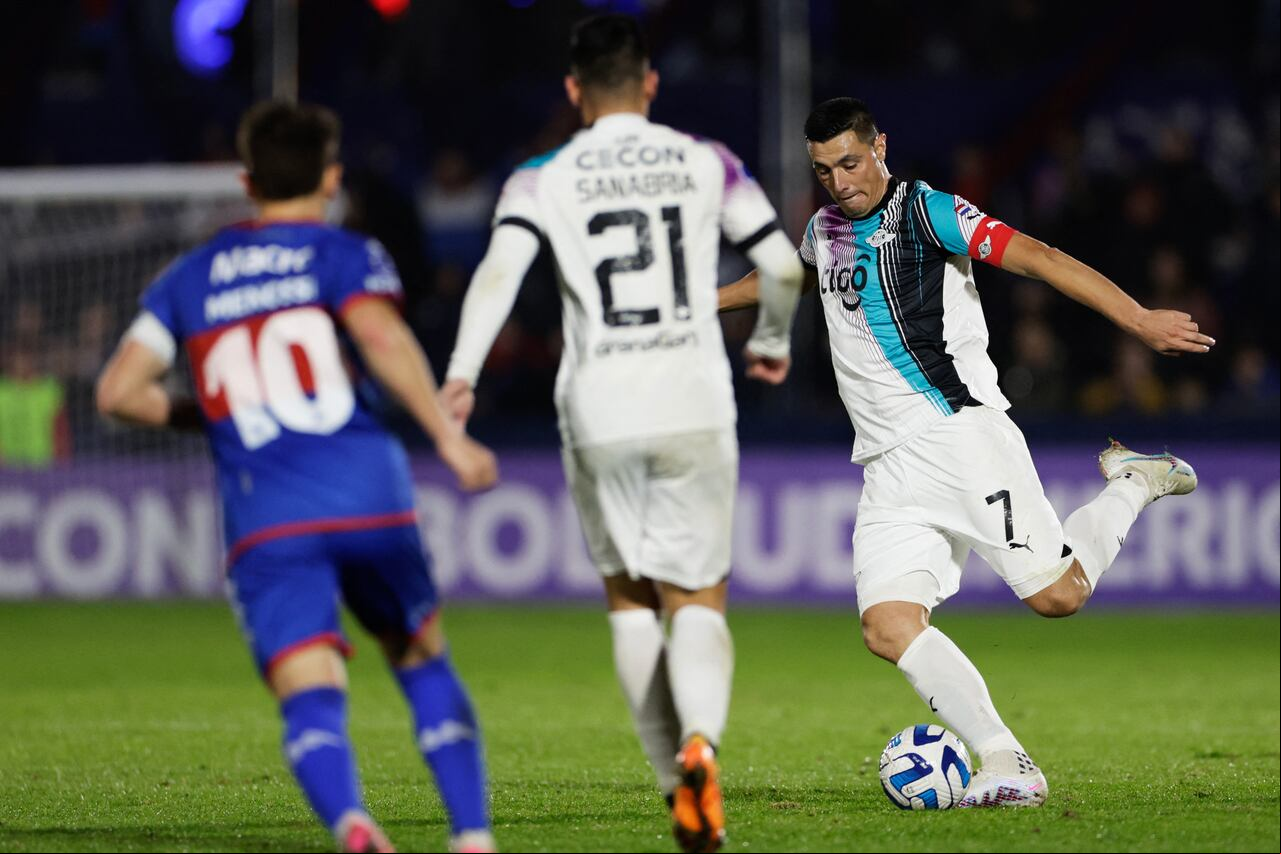 El delantero de Libertad, Oscar Cardozo, golpea el balón durante el partido de vuelta de los dieciseisavos de final de la Copa Sudamericana entre Tigre de Argentina y Libertad de Paraguay en el estadio José Dellagiovanna en Victoria, provincia de Buenos Aires, el 20 de julio de 2023. (Foto de Tomas Cuesta / AFP)