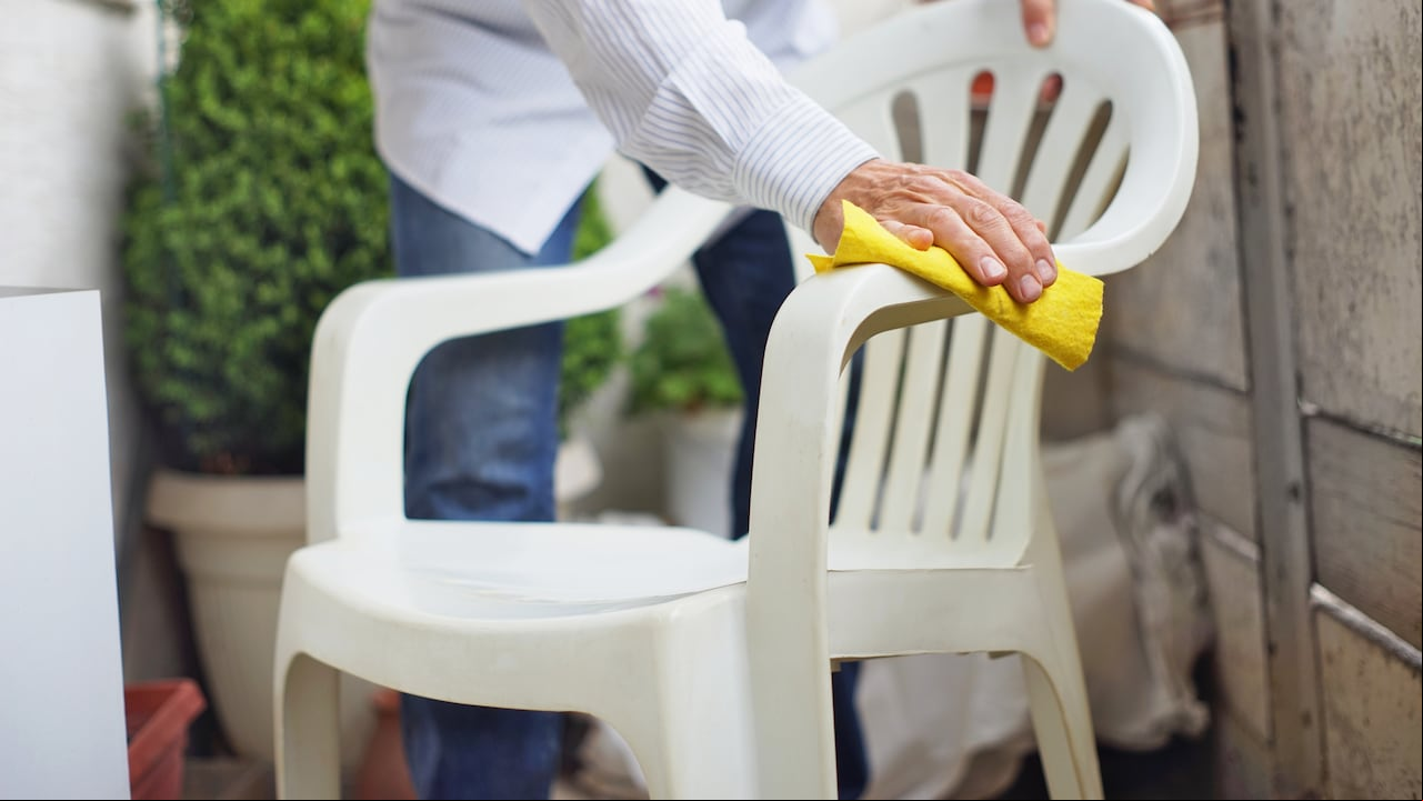 Con ingredientes comunes encontrados en la mayoría de los hogares, es posible mantener estas sillas en perfecto estado, eliminando manchas y desinfectando superficies