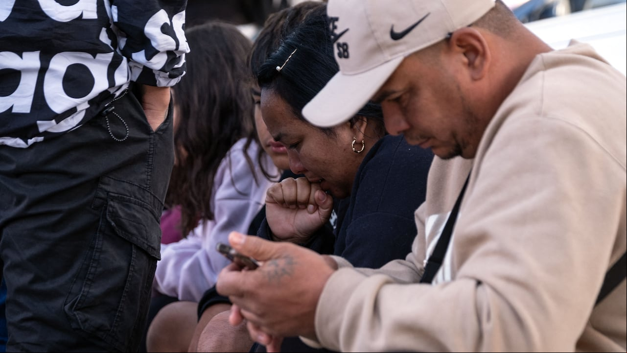 Los solicitantes de asilo reaccionan mientras esperan noticias sobre sus citas de CBP One con las autoridades estadounidenses, mientras esperan cruzar a los EE. UU., en el puerto de El Chaparral en Tijuana, estado de Baja California, México, el 20 de enero de 2025.