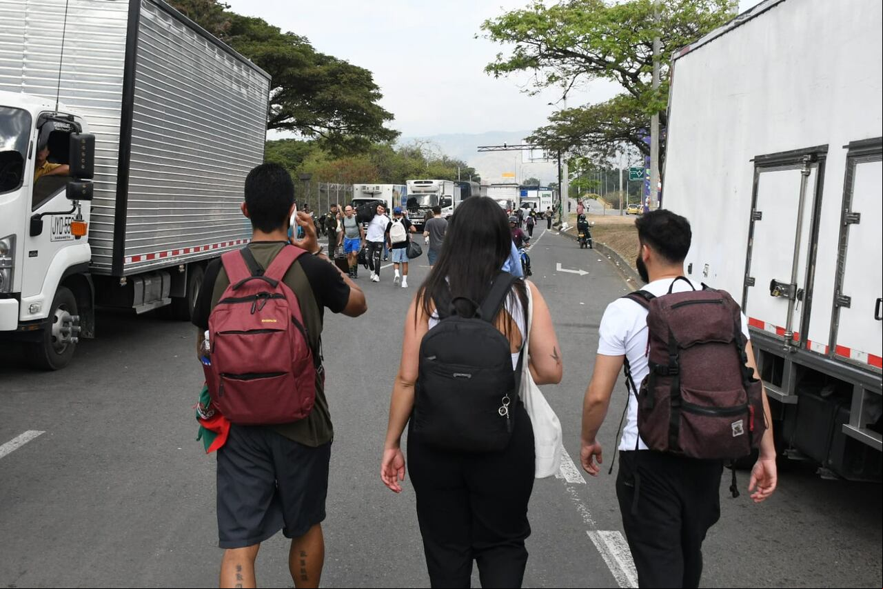 bloqueo de camioneros en el paso del comercio, pasajeros que van al aeropuerto Alfonso Bonilla deben pasar caminando.