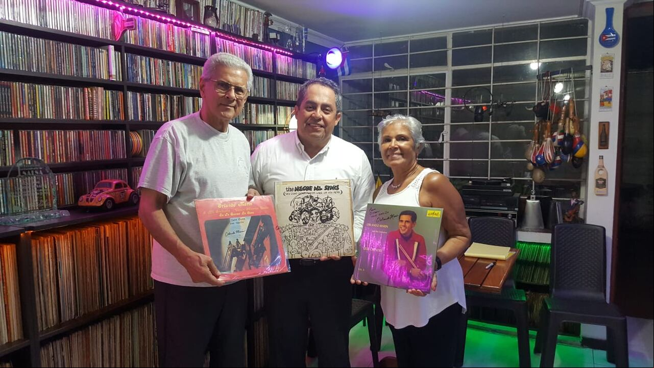 Orlando Marín en Cali cuando visitó el Museo Planeta Salsa que dirige Jaime Cardozo. A un lado, la esposa de Orlando.