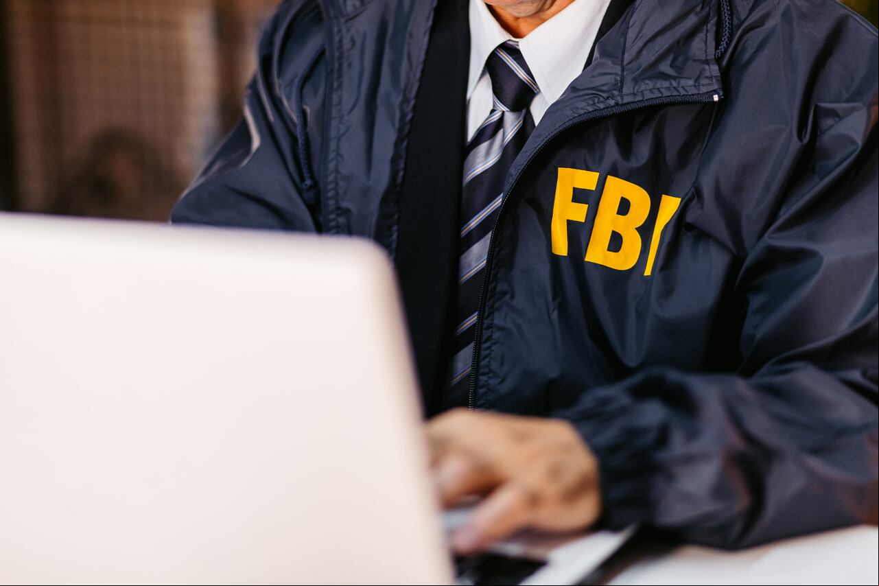 Se analiza en detalle cómo el FBI monitoriza cuidadosamente las respuestas fisiológicas del cuerpo para revelar la mentira.