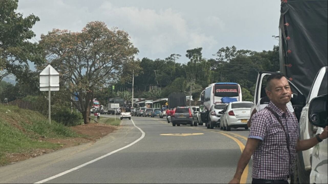 Decenas de automóviles, camiones y buses de transporte público se encuentran atascados sin paso.