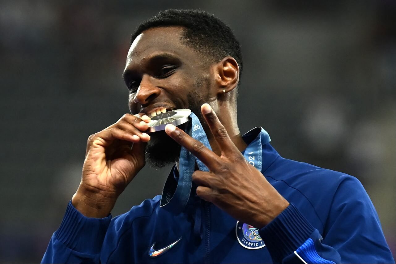 El atleta estadounidense no quiso compartir la medalla de oro con su compañero y la perdió.
