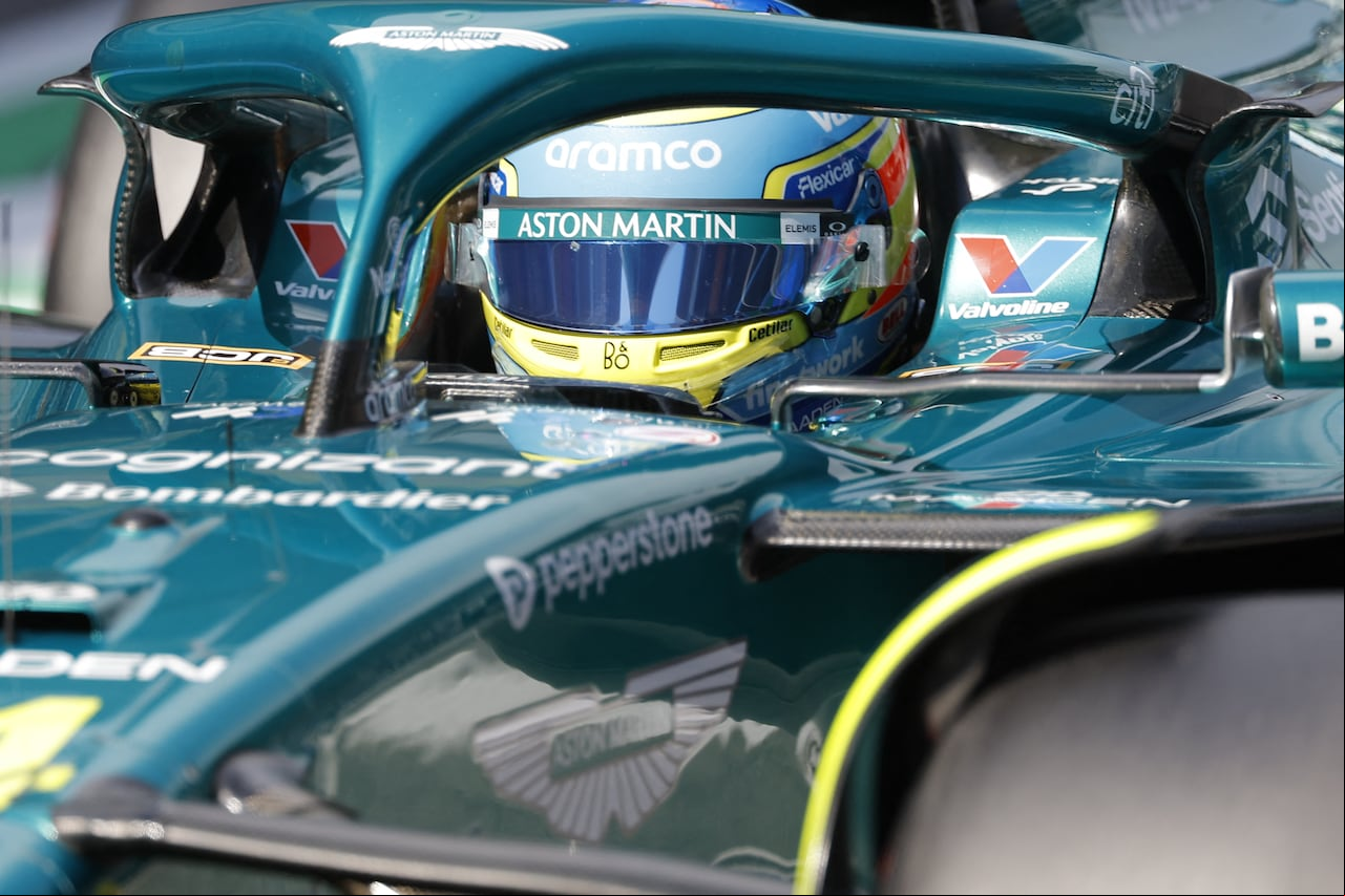 El piloto español de Aston Martin, Fernando Alonso, abandona el pitlane tras realizar una parada en boxes en la sesión de clasificación en el Circuit de Catalunya de Montmeló.