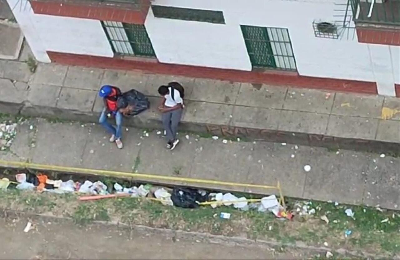 del predio baldío entran y salen consumidores y vendedores de droga, durante todo el día, lo que genera una sensación de inseguridad entre los moradores del sector.