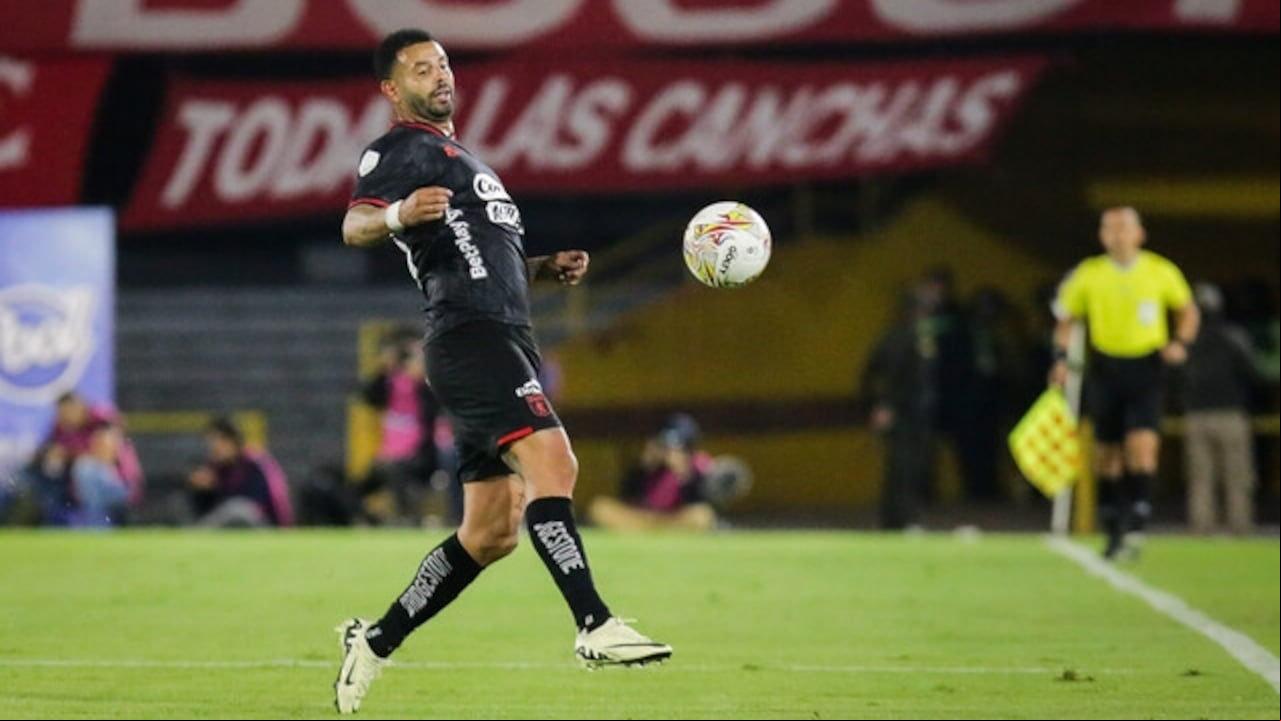 Cardona disputando un partido con América de Cali en Bogotá.