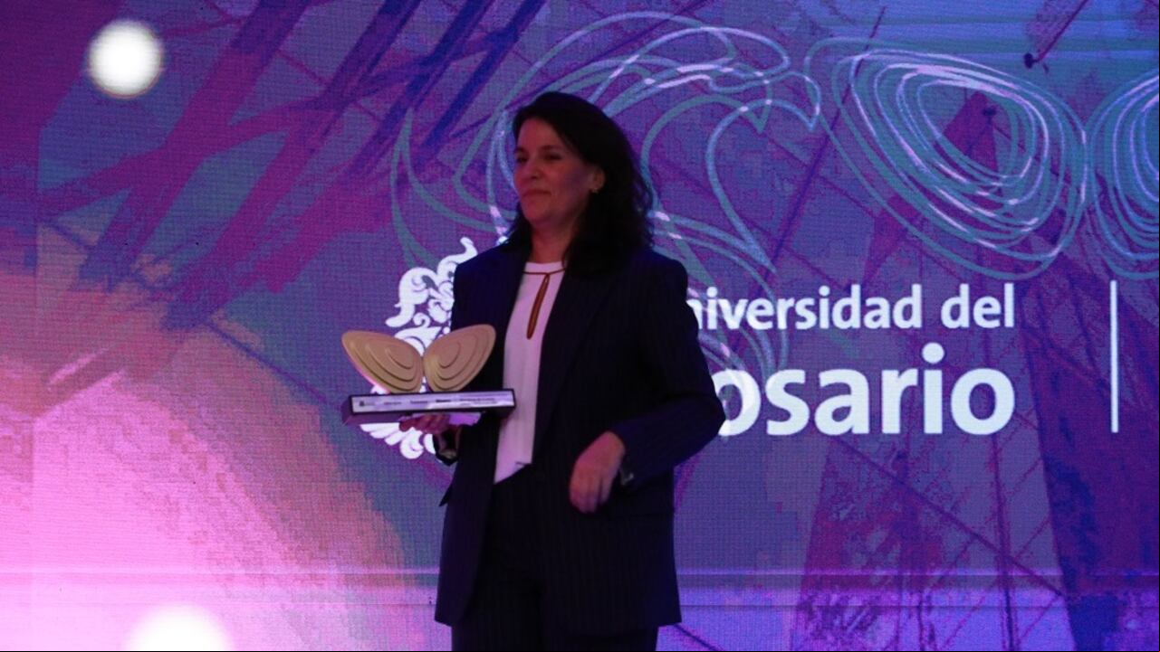 Christine Armitage, gerente de Mercadeo y Comunicaciones de Sidoc, recibió el premio en representación de la empresa.