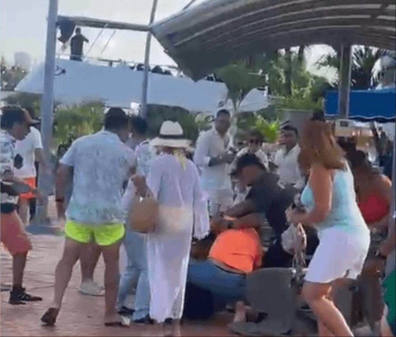 El altercado se extendió a lo largo del muelle por varios minutos, las autoridades hicieron presencia en la zona.