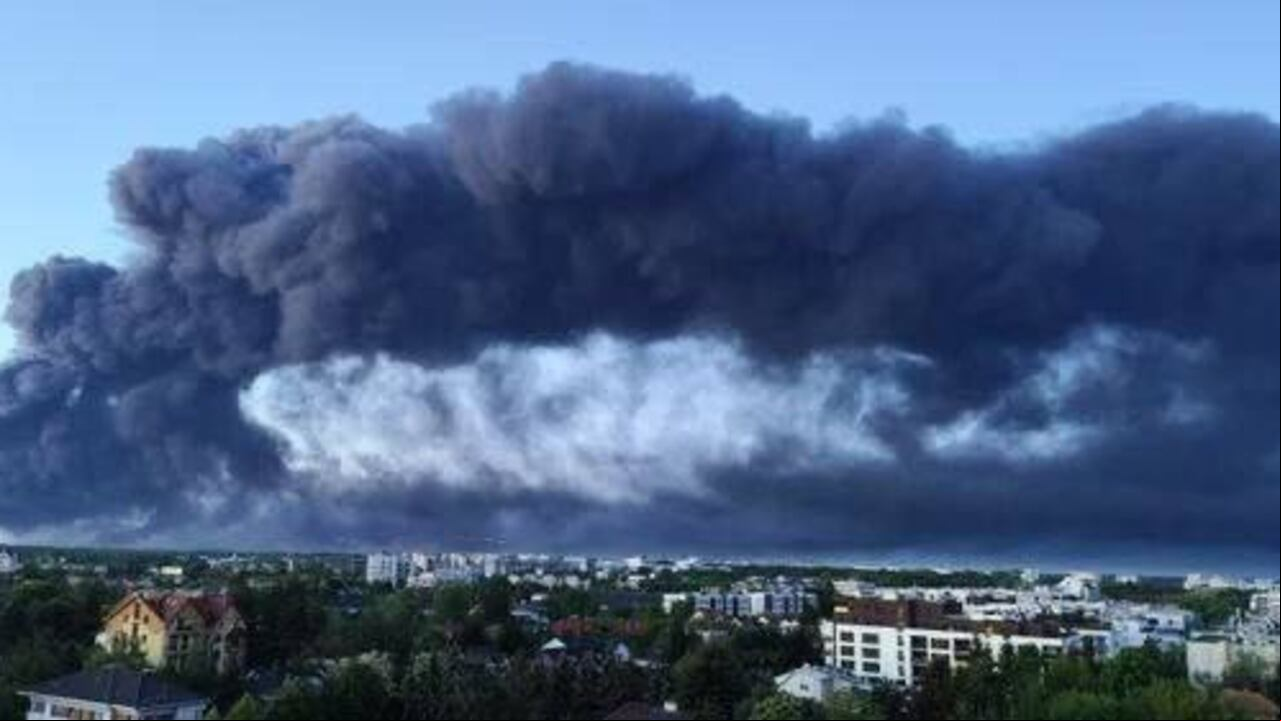 Con más del 80% del recinto estaba en llamas, según la brigada de bomberos, 50 equipos llevaban a cabo labores de rescate con especialistas de rescate ambiental y químico.
