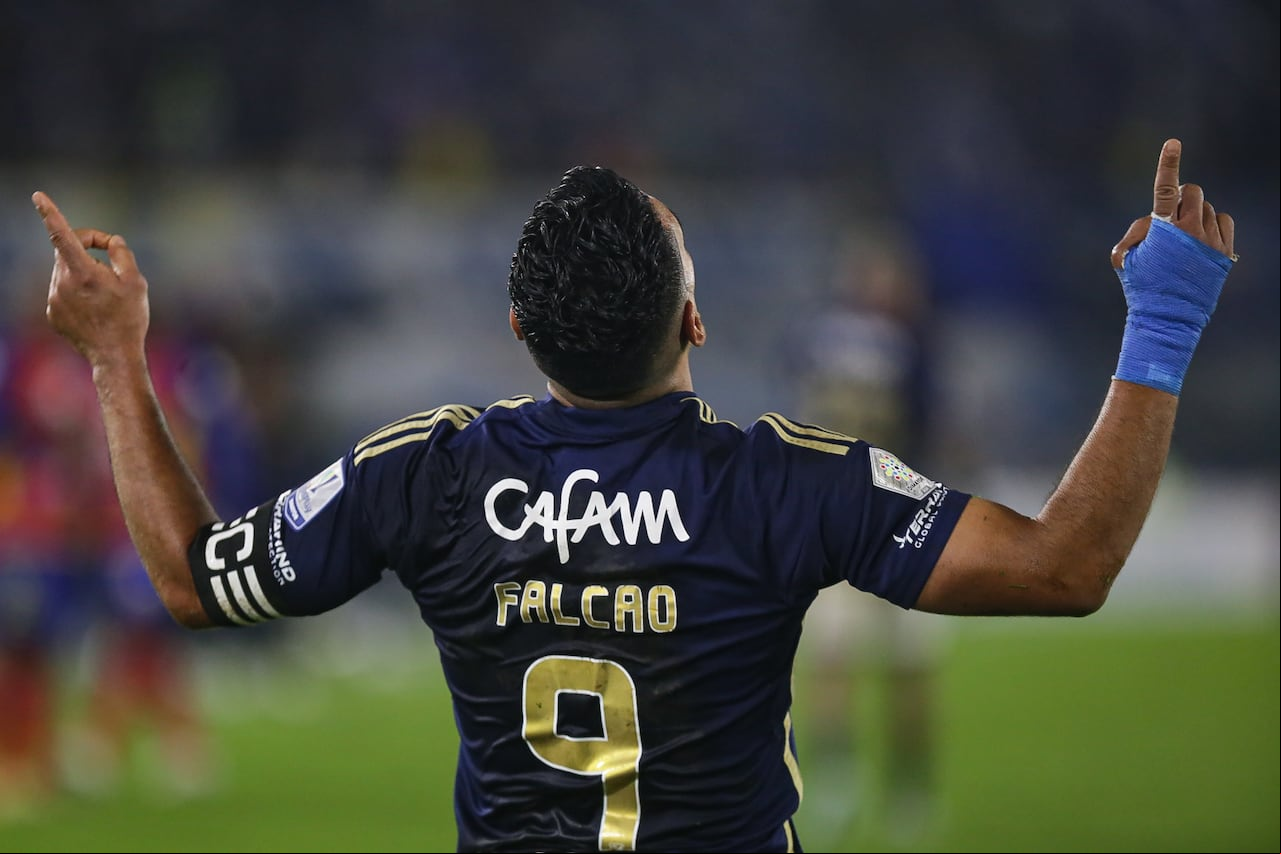 Radamel Falcao García celebra su primer gol con Millonarios en el estadio Nemesio Camacho El Campín de Bogotá.