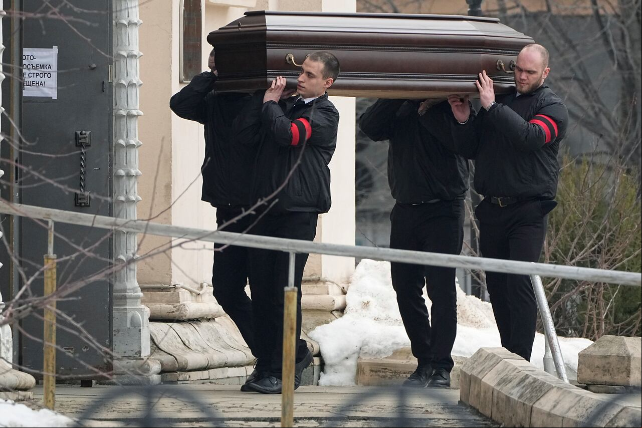 Los trabajadores llevan el ataúd del líder de la oposición rusa Alexei Navalny a la Iglesia del Icono de la Madre de Dios Calma Mis Dolores, en Moscú, Rusia, el viernes 1 de marzo de 2024.
