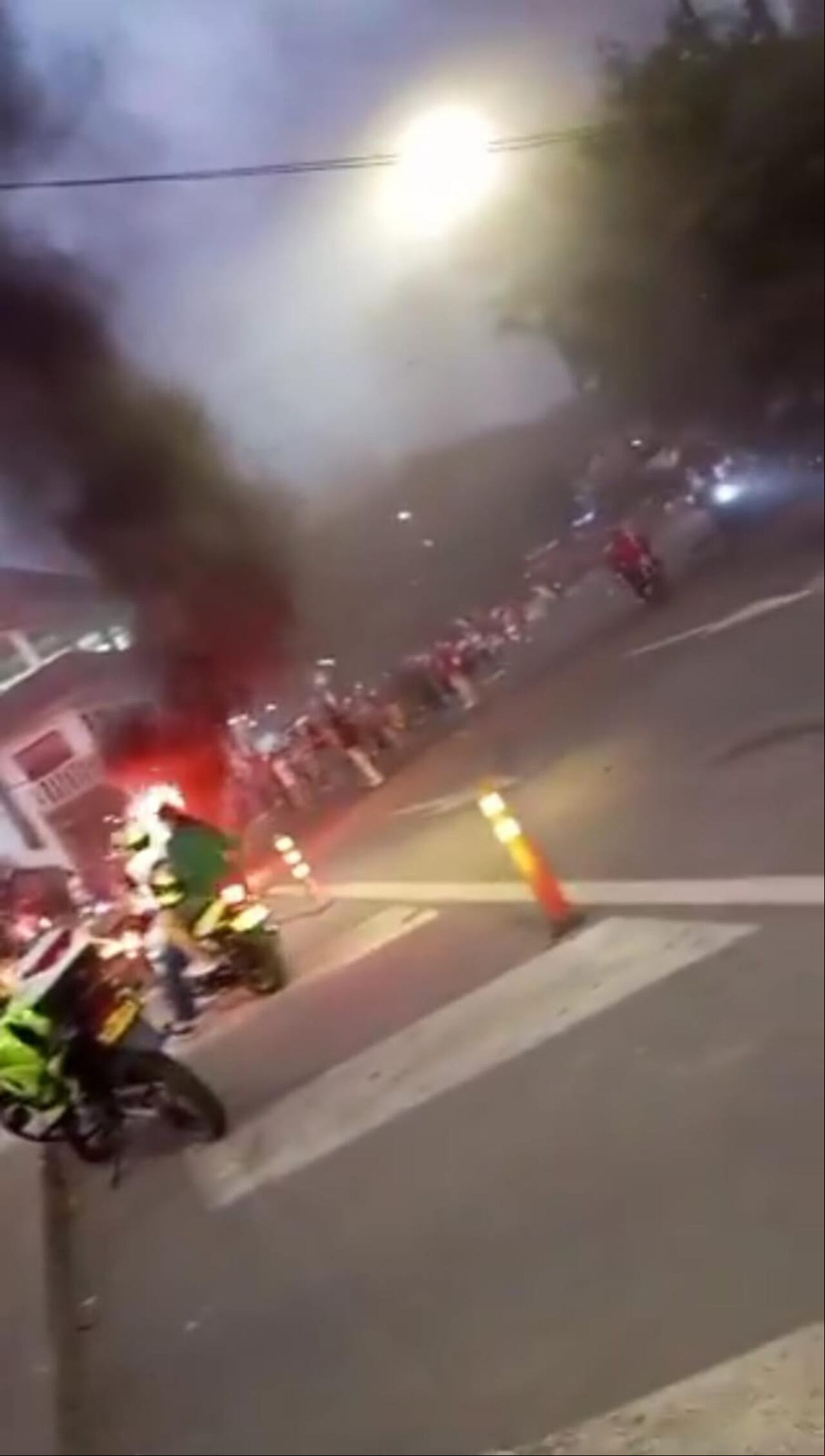 La comunidad quemó algunas llantas para impedir el paso de los vehículos.