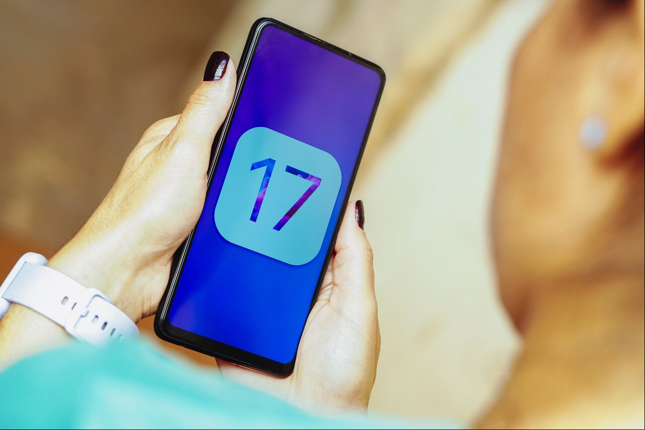 El logotipo de Apple iOS 17 se muestra en la pantalla de un teléfono inteligente.