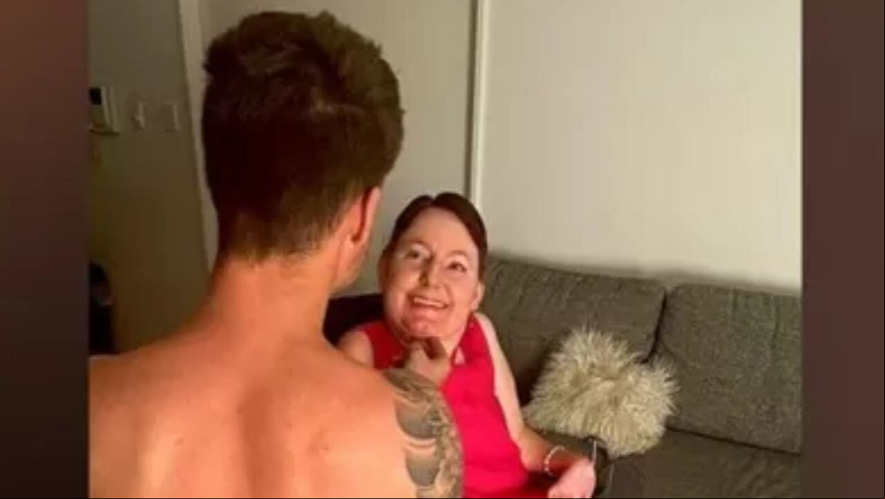 Mujer que tiene una discapacidad contrató a un hombre para tener relaciones por primera vez