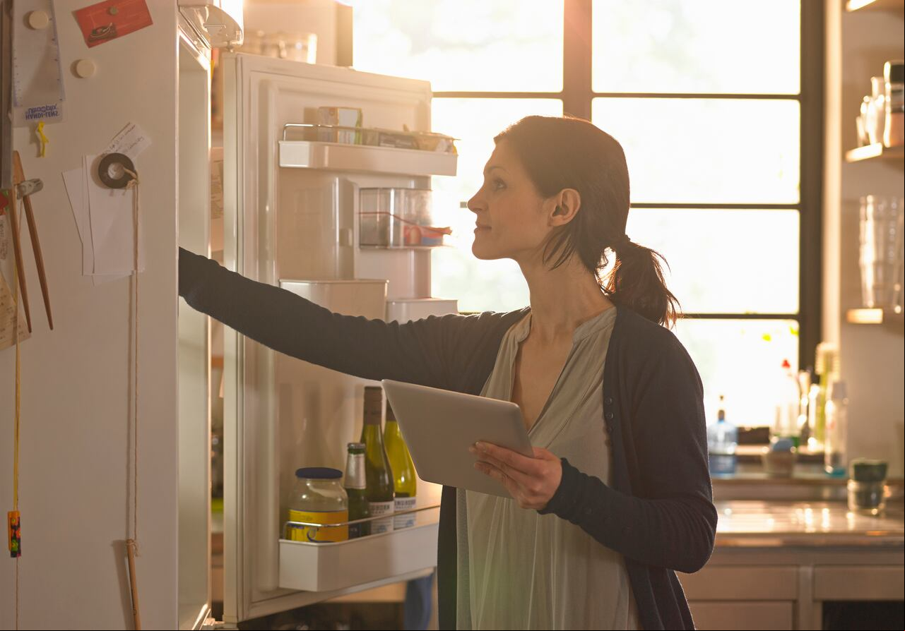 Descubra cómo pequeños cambios en el uso de su nevera pueden marcar una gran diferencia en su factura de electricidad.