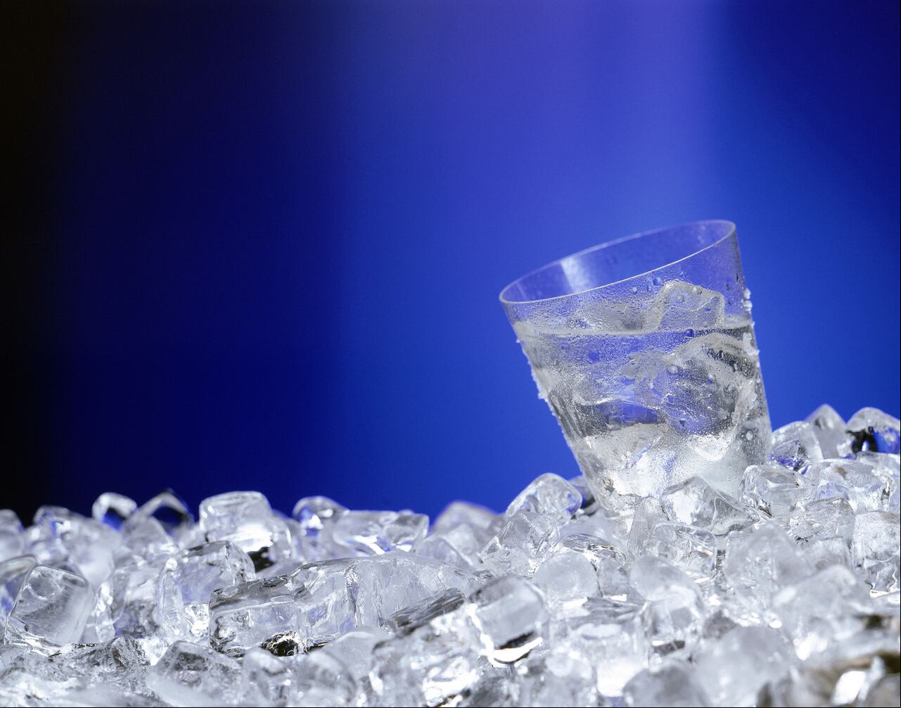 El hielo puede ayudar a que se mantenga el manicura.