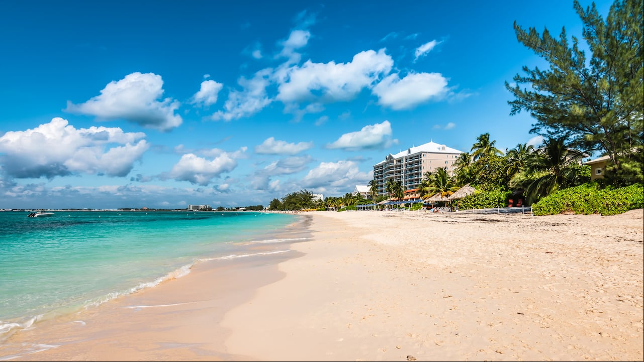 Las hermosas playas de las Islas Caimán son uno de los mayores atractivos para turistas de todo el mundo.