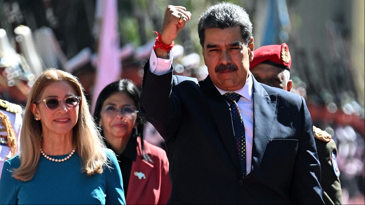 El presidente de Venezuela, Nicolás Maduro (derecha), hace un gesto junto a la primera dama Cilia Flores a su llegada al Capitolio -casa de la Asamblea Nacional- para la toma de posesión presidencial, en Caracas el 10 de enero de 2025. Maduro, en el poder desde 2013, prestará juramento para un tercer mandato a pesar de la protesta mundial que provocó que miles de personas protestaran en vísperas de la ceremonia. (Foto de Federico PARRA/AFP)