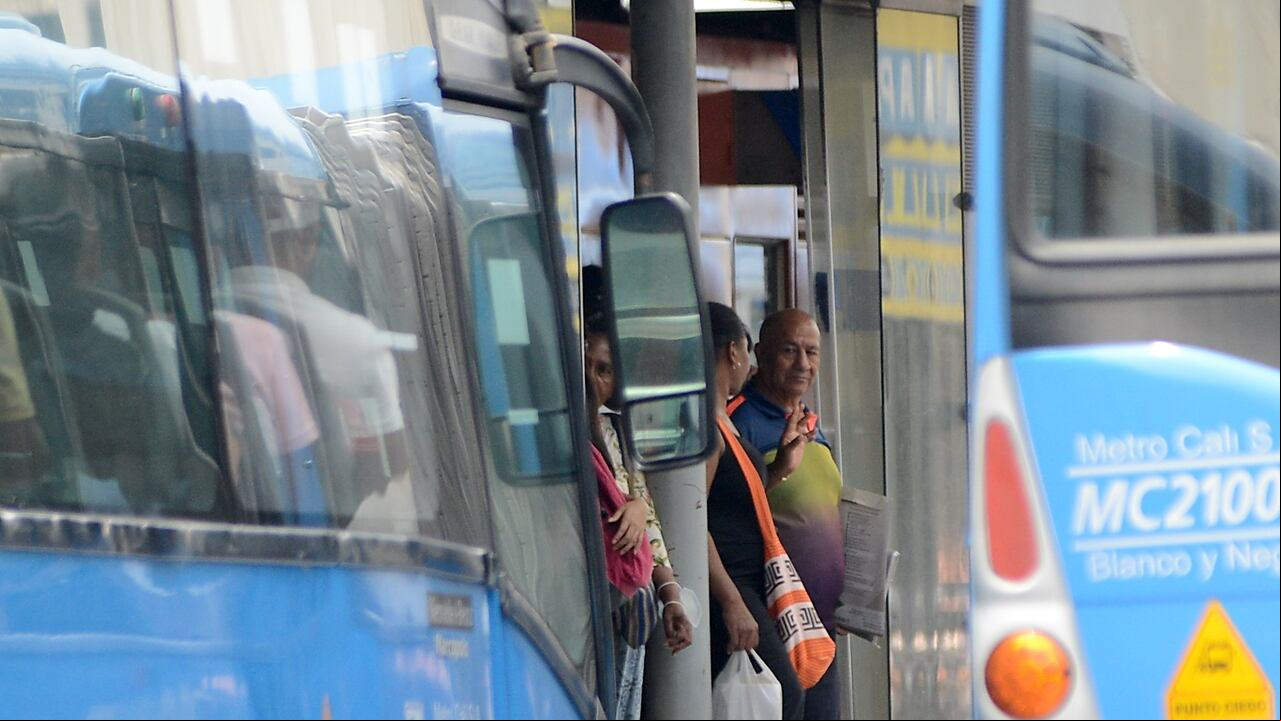 Cali: Polémica por el pago del trasporte masivo MIO por parte de todo los ciudadanos ante la propuesta del un aporte por medio de la factura de servicios públicos. Foto José L Guzmán. EL País de Foto José L Guzmán. EL País, sept. 7-23