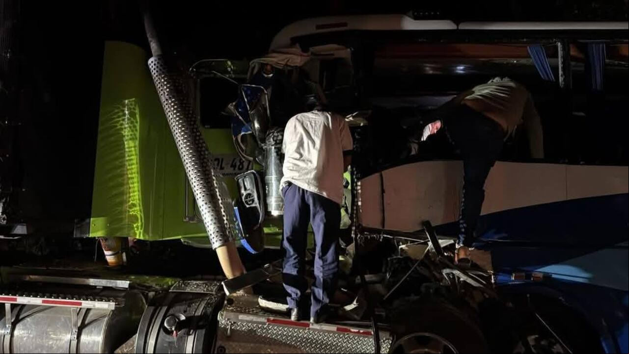 La colisión frontal entre el bus de Copetran y la tractomula dejó escenas desgarradoras en esta vía del norte de Colombia.