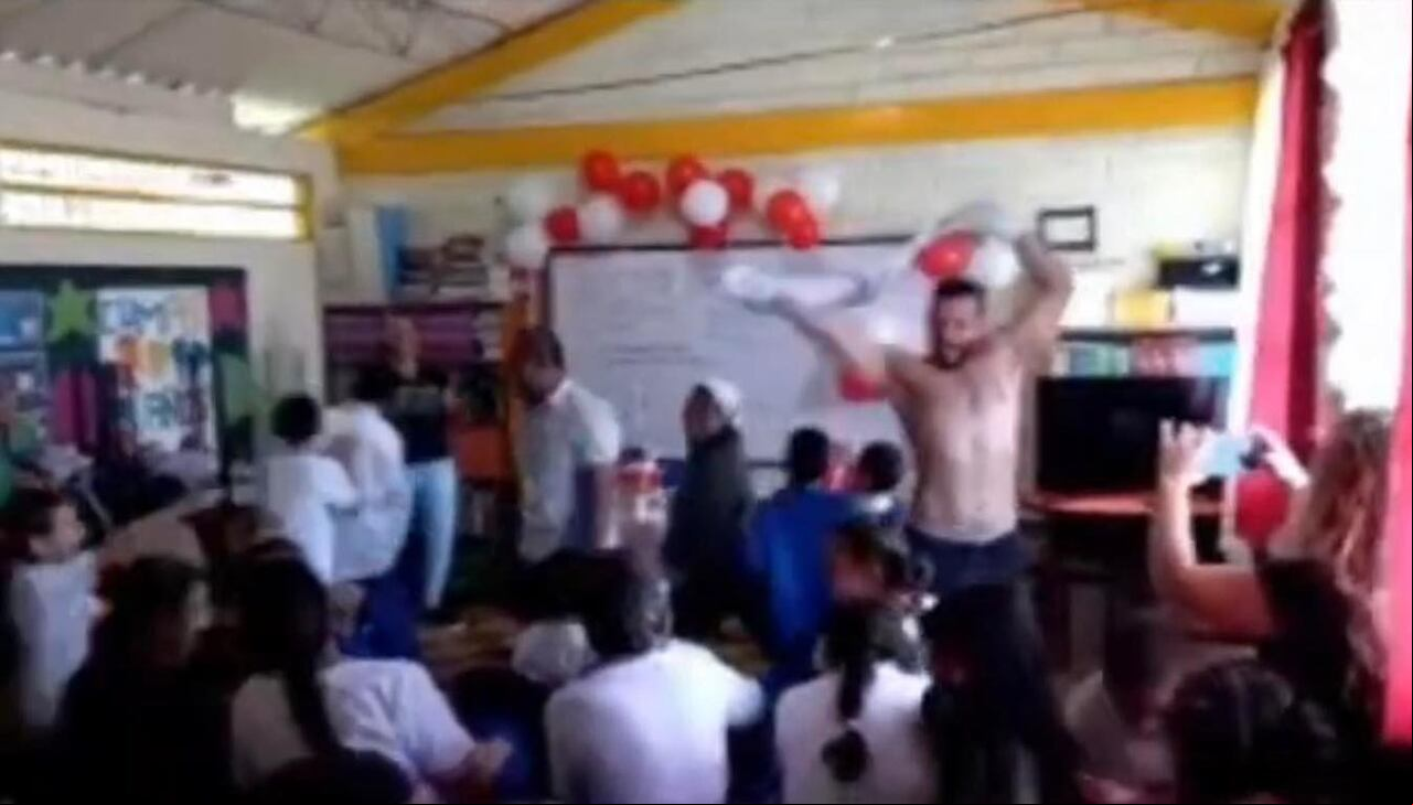 El acto fue considerado como “estriptis”.