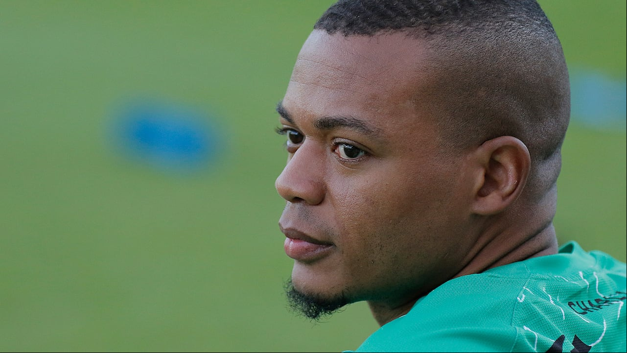 TORREON, MEXICO - NOVEMBER 5: Harold Preciado of Santos looks on prior the 16th round match between Santos Laguna and Toluca as part of the Torneo Apertura 2023 Liga MX at Corona Stadium on November 5, 2023 in Torreon, Mexico. (Photo by Manuel Guadarrama/Getty Images)