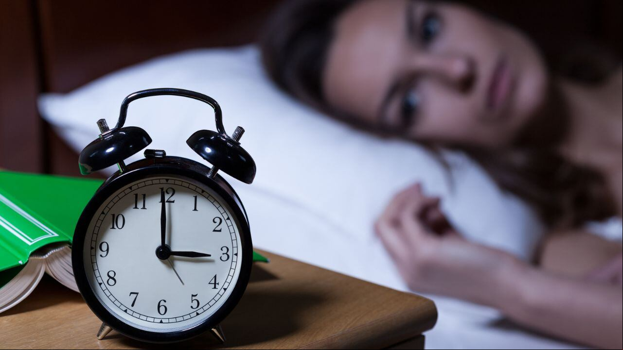 Despertar a las 3 AM tiene significados profundos, según la numerología
