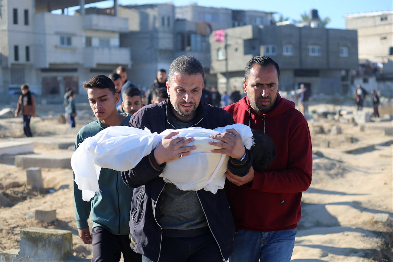 Otro ataque dejó al menos 12 muertos y decenas de heridos al impactar la escuela Ahmed bin Abdul Aziz en Jan Yunis (sur) de la franja de Gaza, que alberga desplazados.