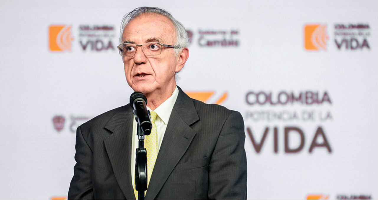 El ministro de Defensa, Iván Velásquez, estaba el día en que el presidente Petro denunció el “grave” caso de corrupción en el Ejército.