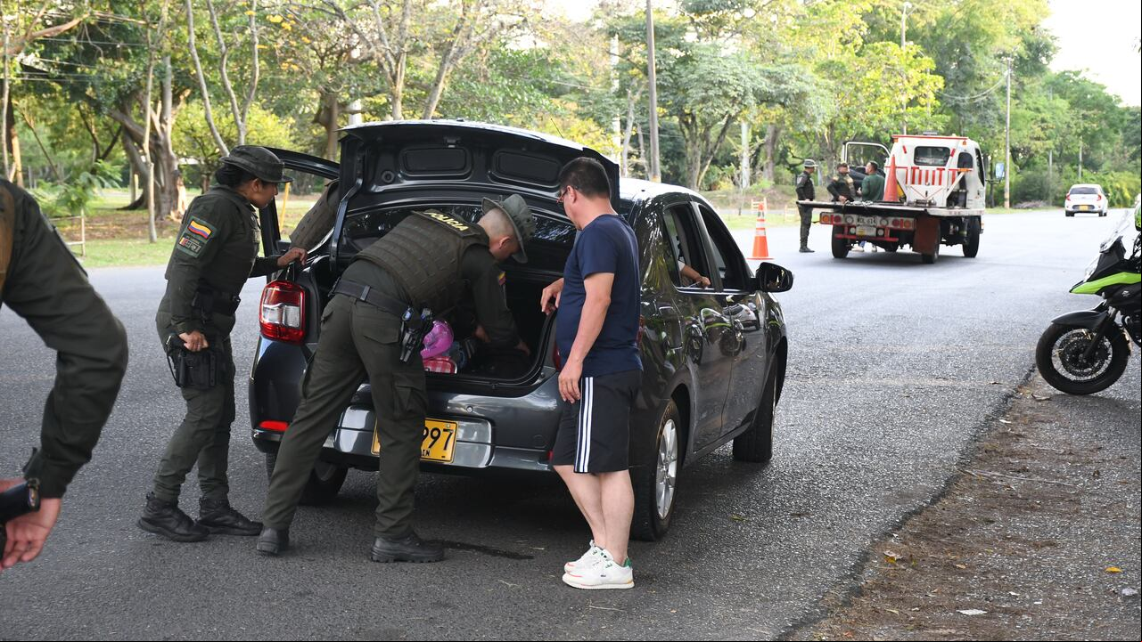 Tuluá: Situación de orden público en Tuluá. Consejo de Seguridad, comandante de la Policía General William René Salamanca Ramírez. Junto alcalde de Tuluá, Gustavo Vélez. foto José L Guzmán. El País