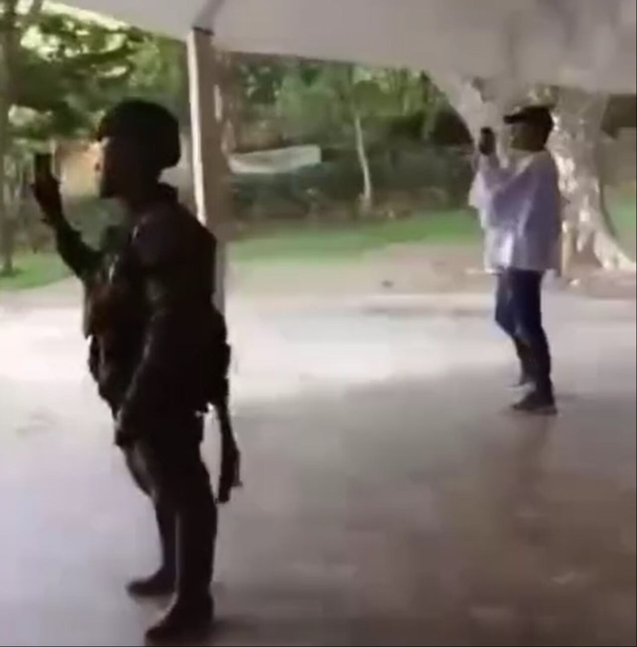 Un civil y un disidente graban con sus teléfonos celulares cuando sus compañeros ejecutan el ataque, registrado en medio de los combates con el Ejército.