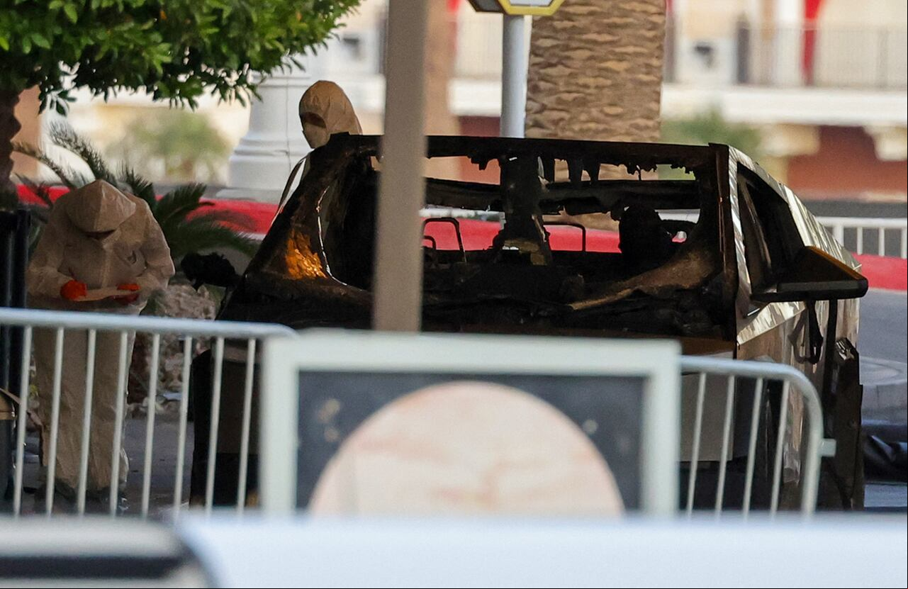 En el vehículo Tesla rentado, las autoridades hallaron “dos armas cortas semiautomáticas compradas legalmente el 30 de diciembre de 2024 por el sospechoso.