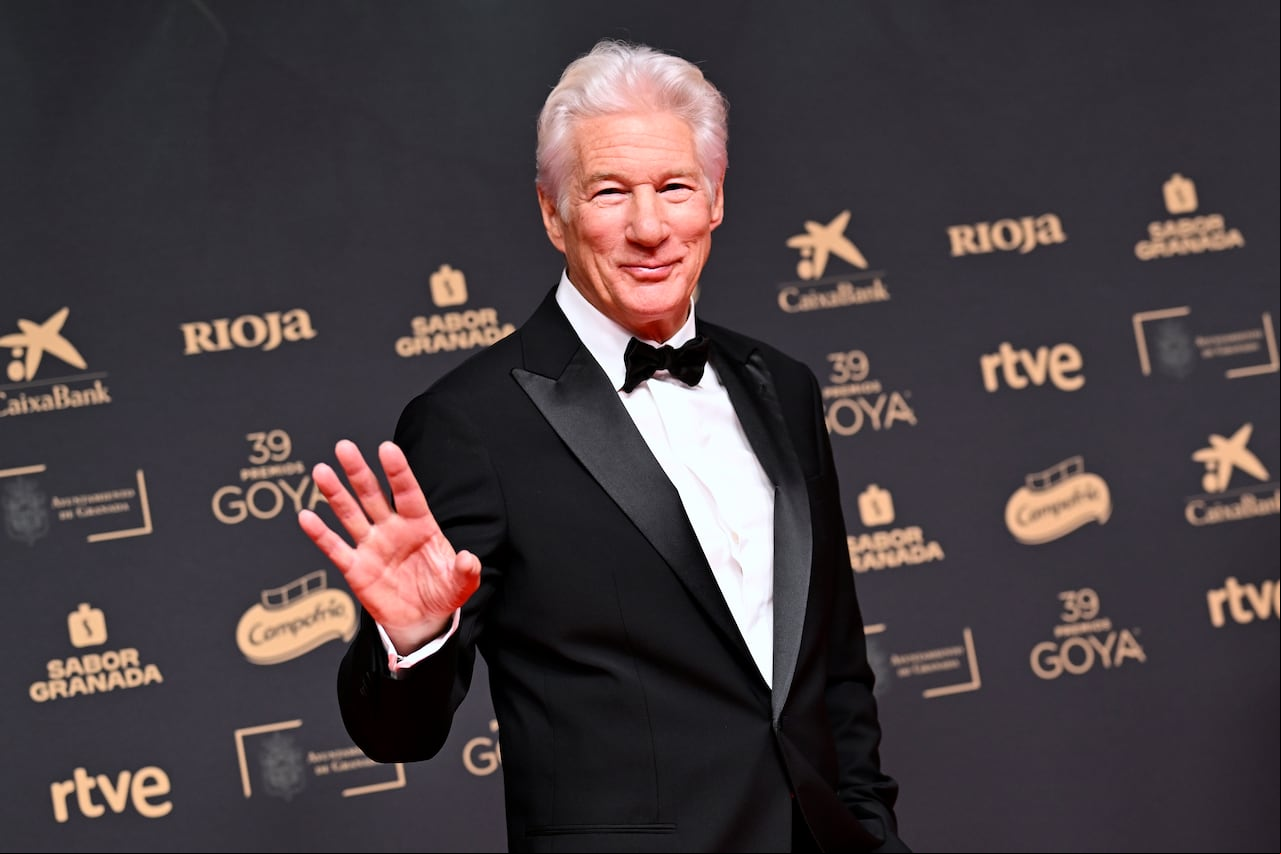 GRANADA, ESPAÑA - 8 DE FEBRERO: Richard Gere asiste a la alfombra roja durante los Premios Goya de Cine 2025 en el Centro de Exposiciones y Conferencias de Granada el 8 de febrero de 2025 en Granada, España. (Foto de Carlos Álvarez/WireImage)