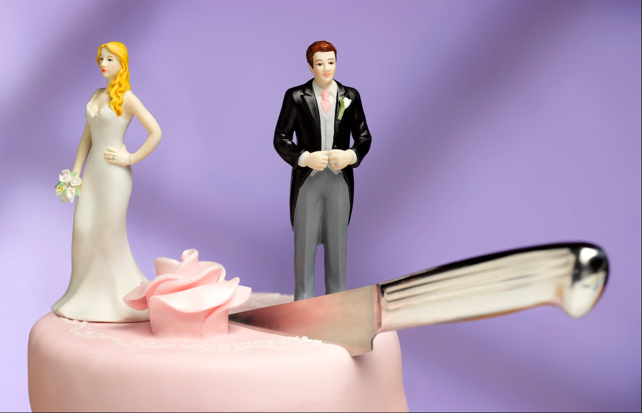 Se explora el mensaje de la Biblia sobre el perdón en el contexto de la convivencia sin matrimonio y cómo algunos creyentes buscan la gracia divina.