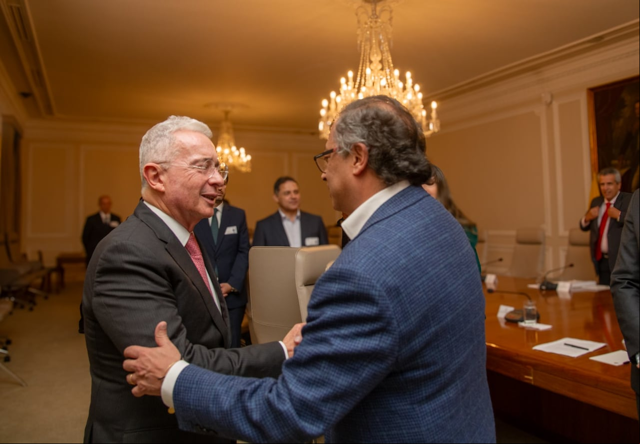 Expresidente Álvaro Uribe y presidente Gustavo Petro en la Casa de Nariño.